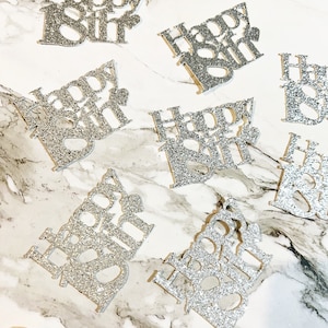 Può includere: Confetti di glitter argentati con le parole "Happy 1st Birthday" su ogni pezzo.