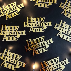 Könnte beinhalten: Rustikales Holzschild mit dem Text "Welcome to our home" in weißen Buchstaben. Das Schild hat eine Used-Optik und ein schlichtes, einladendes Design, ideal für die Dekoration der Haustür.