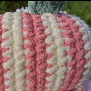 Puede incluir: Un gorro de crochet rosa y blanco con textura brillante. El gorro est&aacute; hecho con un hilo esponjoso y tiene un dise&ntilde;o texturizado &uacute;nico.