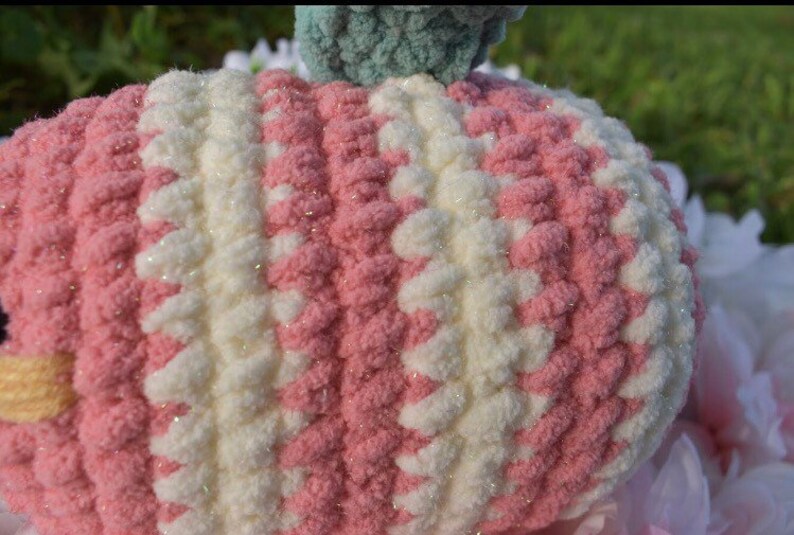 Puede incluir: Un gorro de crochet rosa y blanco con textura brillante. El gorro est&aacute; hecho con un hilo esponjoso y tiene un dise&ntilde;o texturizado &uacute;nico.