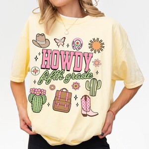 Fünfte Klasse Lehrer Shirt, Komfortfarben, Howdy 5.Klasse Tshirt, Western Lehrer T-Shirt, Cowgirl, Stiefel, Wüste, Rodeo, Schulanfang, Geschenk