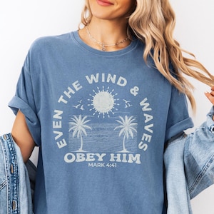 Comfort Colors®, christelijk strand, surfershirt, wind en golven gehoorzamen hem, beachy T-shirt, surfen, boho, vintage, oceaan, bijbelvers, Jezus