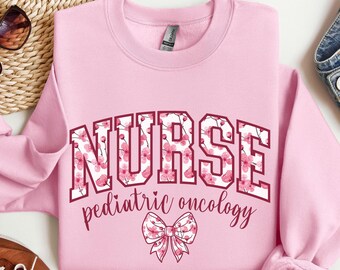 Sweat-shirt infirmière en oncologie pédiatrique, PEDS ONC, pull universitaire, fleurs de cerisier, noeud, floral, infirmière autorisée, cancer pédiatrique, hématologie, cadeau d'allaitement