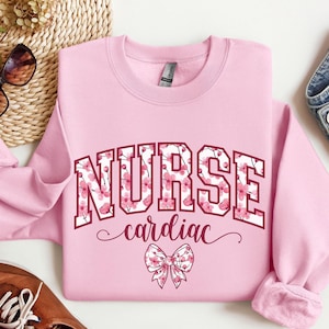 Herz Krankenschwester Sweatshirt, Kardiologie, Kirschblüte, Varsity Pullover, Gefäßherz Krankenschwester, RN, EP, CVICU, Blumen, Blume, Abschlussfeier, Geschenk