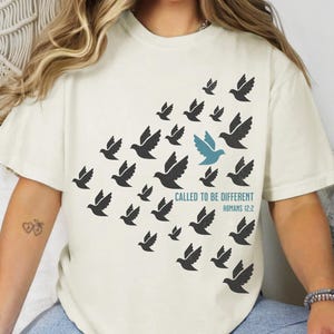 コンフォートカラー、クリスチャンシャツ、異なる存在に召されたTシャツ、聖書の一節Tシャツ、鳥、イエス、信仰を鼓舞するアパレル