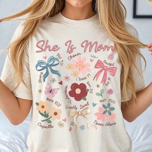 Koszulka Christian Mom, Comfort Colors®, Flower Mom Tee, Coquette She is Mom T-shirt, Bible Verse Mom, Faith, prezent na Dzień Matki, prezent dla mamy
