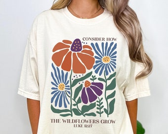 Comfort Colors®, Tänk på hur vildblommorna växer, kristen skjorta, botanisk, blomma, boho, vintage, retro, Cottagecore, bibelvers, gåva