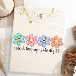 Maglietta per logopedista, Comfort Colors®, maglietta per logopedista, maglietta SLP, logopedista, SLPA, fiori, faccina felice, regalo SLP