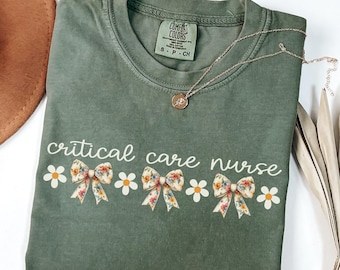 Camiseta de enfermera de cuidados críticos, Comfort Colors®, unidad de cuidados intensivos, camiseta de enfermera de cuidados intensivos, UCI de emergencia, equipo, camiseta, coqueta, lazo, flores, femenina, regalo