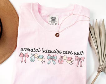 Camiseta de la UCIN, Comfort Colors®, camiseta de la unidad de cuidados intensivos neonatales, lazo de cigüeña, camiseta coqueta, médico, enfermera registrada, equipo, graduación, regalo de enfermera de la UCIN