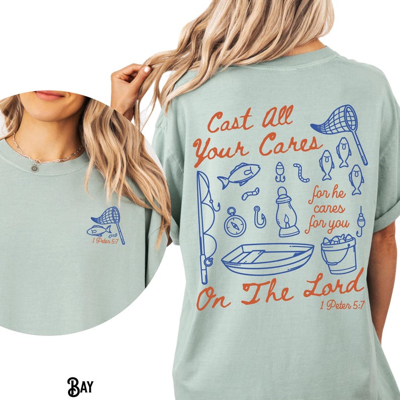 K&ouml;nnte beinhalten: Hellgr&uuml;nes T-Shirt mit einem Angelmotiv. Auf der R&uuml;ckseite steht der Text "Cast All Your Cares On The Lord" mit blauen und orangefarbenen Angelillustrationen. Auf der Vorderseite befindet sich eine kleine Fischernetz- und Fischgrafik.