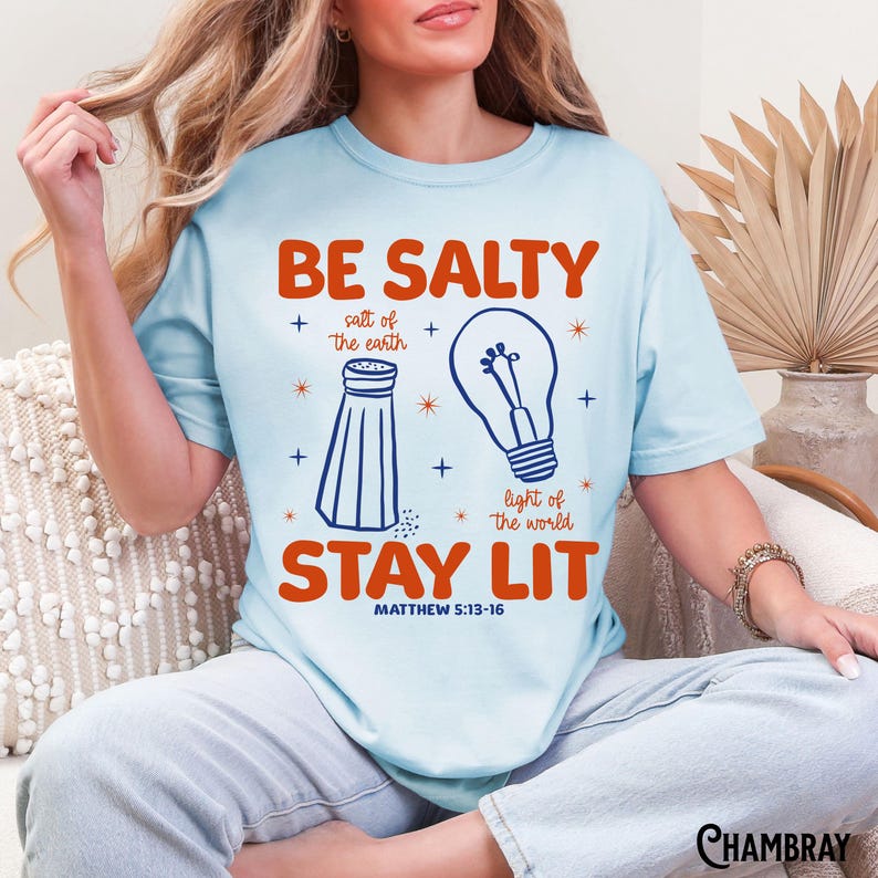 Colores cómodos, camiseta cristiana divertida, camiseta unisex teñida en prenda, Sé salado, mantente iluminado, Sal de la tierra, Luz del mundo, versículo bíblico Chambray
