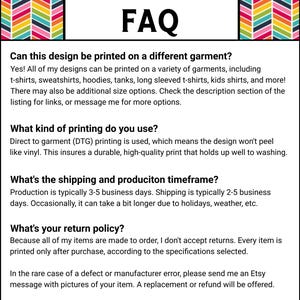 K&ouml;nnte beinhalten: Ein wei&szlig;es Informationsblatt mit der &Uuml;berschrift "FAQ" in Schwarz. Der Text erl&auml;utert Druckmethoden, Kleidungsoptionen und R&uuml;ckgabebedingungen. Bunte geometrische Muster rahmen die Oberseite ein.