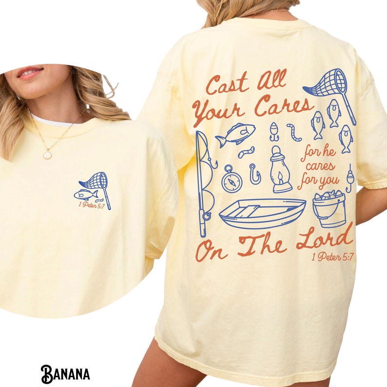 K&ouml;nnte beinhalten: Hellgelbes T-Shirt mit einem Angelmotiv. Auf der Vorderseite befindet sich ein kleines blaues Netz- und Fischdesign mit dem Text "1 Peter 5:7". Auf der R&uuml;ckseite befindet sich ein gr&ouml;&szlig;eres Design mit dem Text "Cast All Your Cares On The Lord 1 Peter 5:7."