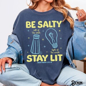 Colores cómodos, camiseta cristiana divertida, camiseta unisex teñida en prenda, Sé salado, mantente iluminado, Sal de la tierra, Luz del mundo, versículo bíblico Denim