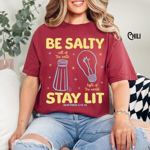 Colores cómodos, camiseta cristiana divertida, camiseta unisex teñida en prenda, Sé salado, mantente iluminado, Sal de la tierra, Luz del mundo, versículo bíblico Chili