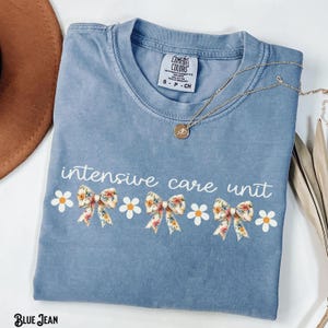 Chemise pour unité de soins intensifs, Comfort Colors®, Coquette, Nœud papillon, Fleurs, T-shirt pour médecin, Infirmière, IA, Personnel de protection, T-shirt, Girly, Soins intensifs d'urgence, Soins infirmiers, Cadeau