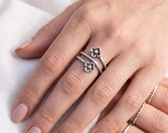 Silver Flower Wrap Ring, Double Daisy Spiral Bypass Ring for Women, Boho Floral Coil Band, Antique Nature Jewelry, Gift for Her