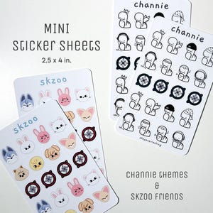 K&ouml;nnte beinhalten: Mini-Aufkleberb&ouml;gen, 6,35 cm x 10,16 cm, mit Channie-Themen und SKZOO-Freunden. Die B&ouml;gen zeigen Cartoon-Charakter-Designs in Schwarz-Wei&szlig; und farbenfrohe Tiergesichter. Der Text "skzoo" und "channie" sind ebenfalls sichtbar.