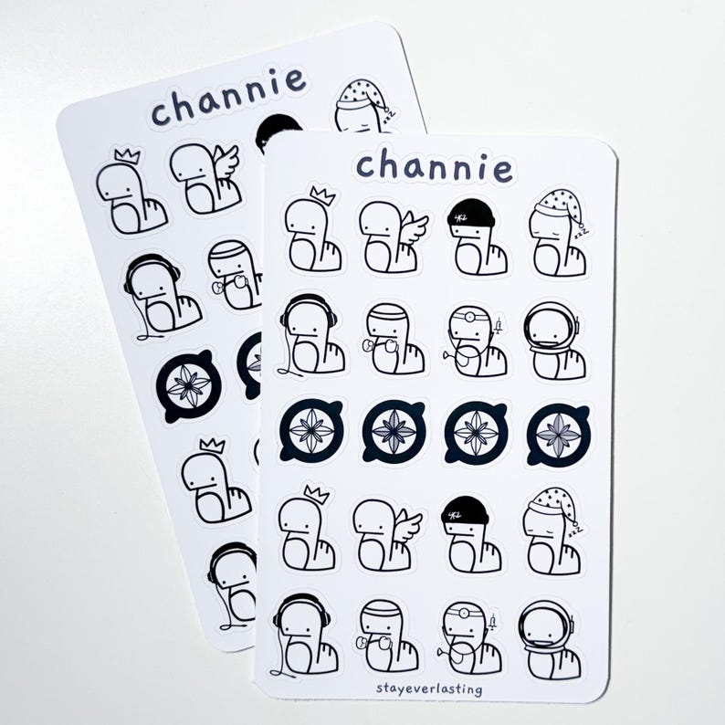 K&ouml;nnte beinhalten: Zwei Stickerb&ouml;gen mit schwarz-wei&szlig;en Illustrationen. Die Aufkleber zeigen eine Cartoonfigur in verschiedenen Outfits, darunter eine Krone, Engelsfl&uuml;gel und ein Weltraumhelm. Das Wort "channie" ist oben auf jedem Bogen aufgedruckt, und "stayeverlasting" ist unten auf einem Bogen aufgedruckt.