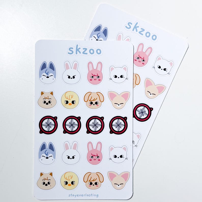 K&ouml;nnte beinhalten: Zwei Stickerb&ouml;gen mit Cartoon-Tiergesichtern und Kompassmotiven. Die Aufkleber zeigen blaue, rosa und wei&szlig;e Hasengesichter, Katzen- und Hundegesichter. Der Text "skzoo" ist oben auf jedem Bogen aufgedruckt, und "stayeverlasting" ist unten aufgedruckt.