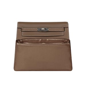 Può includere: Un organizer per borsa color tortora dalla forma rettangolare strutturata. L'inserto presenta una fodera interna liscia, simile al raso, e una patta superiore con un meccanismo di chiusura a girello in metallo per borse strutturate.