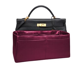 Organizador de bolsos para Kelly 40 Retourne: Tejido de satén burdeos, inserto de textura suave y sedosa.