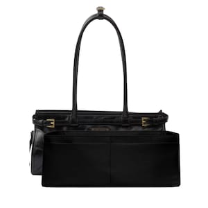 Könnte beinhalten: Schwarze Ledertasche mit langen Henkeln und goldfarbener Hardware. Die Tasche hat eine rechteckige Form mit einem strukturierten Design. Ein schwarzer Organizer-Einsatz befindet sich im Inneren.