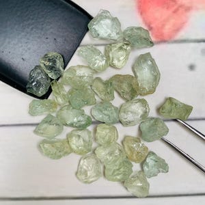 100 Pcs Natural Aquamarine Rough, Raw Aquamarine Gemstone Crystal, Loose Gemstone Rough for Making Jewelry, Mineral Specimen Gift