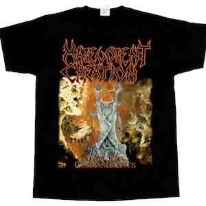 Könnte beinhalten: Schwarzes T-Shirt mit einem Grafikdruck einer Band namens "Malevolent Creation". Die Grafik zeigt eine dämonische Figur mit Hörnern vor einem feurigen Hintergrund. Der Text "The Ten Commandments" ist unter der Grafik gedruckt.