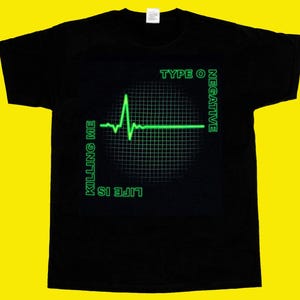 Może przedstawiać: Czarny T-shirt z zielonym nadrukiem przedstawiającym bicie serca i tekstem "Life is Killing Me" oraz "Type O Negative".