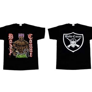 Può includere: Maglietta nera con una grafica bianca di un teschio con fucili incrociati e il testo "Body Count". Il retro della maglietta presenta un'illustrazione in bianco e nero di un uomo muscoloso con i capelli viola e il testo "Body Count".