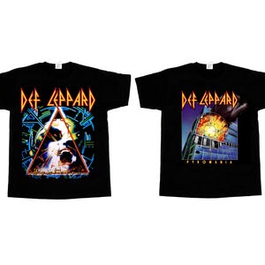Könnte beinhalten: Zwei schwarze Def Leppard T-Shirts. Eines zeigt ein Gesicht in einem Dreieck, das andere ein brennendes Gebäude mit "Pyromania" darunter. Beide Shirts haben das Bandlogo oben, eine klassische Rockband.