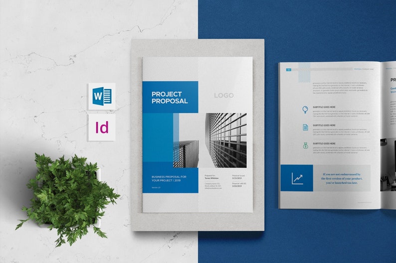 K&ouml;nnte beinhalten: Eine Projektvorlagenvorlage mit einem blauen und wei&szlig;en Farbschema. Die Titelseite zeigt ein modernes Geb&auml;ude mit einem Gittermuster und den Text "PROJEKT-VORSCHLAG" in einem blauen Feld. Die Innenseiten enthalten ein Inhaltsverzeichnis, einen Abschnitt f&uuml;r Firmeninformationen und einen Abschnitt f&uuml;r Projektdetails.