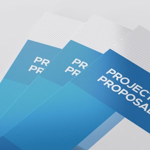 K&ouml;nnte beinhalten: Eine blaue und wei&szlig;e Projekt-Vorschlagsbrosch&uuml;re mit dem Text "PROJECT PROPOSAL" in Wei&szlig; auf blauem Hintergrund.