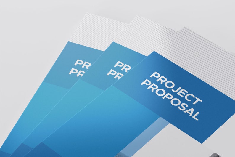 K&ouml;nnte beinhalten: Eine blaue und wei&szlig;e Projekt-Vorschlagsbrosch&uuml;re mit dem Text "PROJECT PROPOSAL" in Wei&szlig; auf blauem Hintergrund.