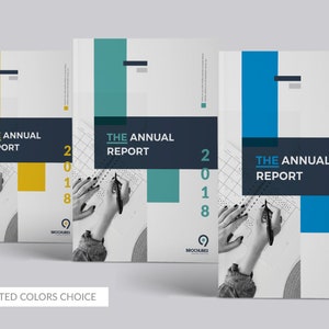 K&ouml;nnte beinhalten: Drei verschiedene Versionen eines 2018er Jahresberichts-Coverdesigns. Die Cover zeigen ein Schwarzwei&szlig;foto einer Hand, die auf einem Raster schreibt, mit einem gro&szlig;en farbigem Rechteck und dem Text "THE ANNUAL REPORT" in Wei&szlig;. Die Farben sind Gelb, T&uuml;rkis und Blau.