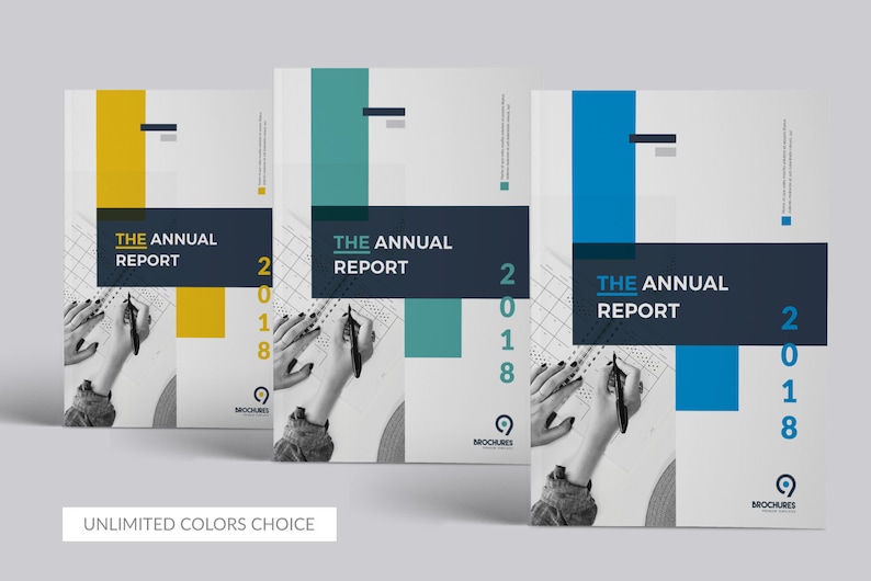 K&ouml;nnte beinhalten: Drei verschiedene Versionen eines 2018er Jahresberichts-Coverdesigns. Die Cover zeigen ein Schwarzwei&szlig;foto einer Hand, die auf einem Raster schreibt, mit einem gro&szlig;en farbigem Rechteck und dem Text "THE ANNUAL REPORT" in Wei&szlig;. Die Farben sind Gelb, T&uuml;rkis und Blau.