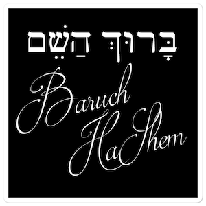 Può includere: Adesivo nero e bianco con le parole ebraiche "ברוך השם" e le parole inglesi "Baruch HaShem" in un carattere corsivo.
