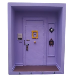 Friends KeyHolder, Friends Tv Show KeyHolder, mur de porte de Monica, porte violette, cadeau PERSONNALISÉ ! CADEAU parfait! dessin de fan