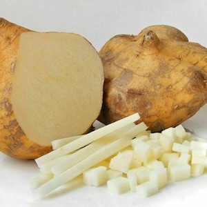 Puede incluir: Dos raíces de jícama enteras, una cortada por la mitad, y un montón de jícama cortada en palitos y cubos. La jícama es de color marrón claro por fuera y blanca por dentro.