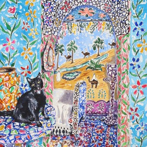 Puede incluir: Pintura a la acuarela de un gato negro sentado sobre una superficie estampada, con vista a un paisaje des&eacute;rtico a trav&eacute;s de un arco. La pintura presenta colores vibrantes y patrones florales, con palmeras y camellos al fondo.