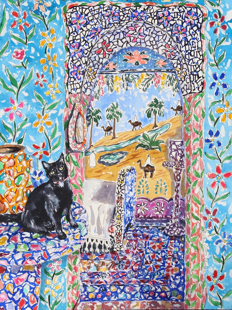 Puede incluir: Pintura a la acuarela de un gato negro sentado sobre una superficie estampada, con vista a un paisaje des&eacute;rtico a trav&eacute;s de un arco. La pintura presenta colores vibrantes y patrones florales, con palmeras y camellos al fondo.