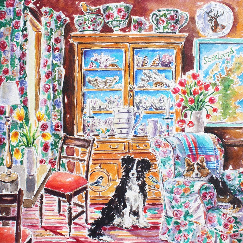Puede incluir: Pintura a la acuarela de un interior acogedor con cortinas florales, un mueble de madera que exhibe porcelana y un mapa de Escocia. Hay dos perros presentes, uno sentado y otro descansando en un sill&oacute;n floral. La habitaci&oacute;n est&aacute; llena de jarrones con flores y muebles antiguos.
