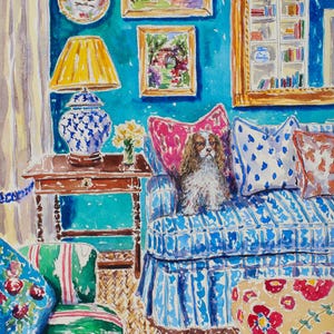 Puede incluir: Pintura a la acuarela de un interior acogedor con un sof&aacute; estampado en azul y blanco, cojines florales y un perro peque&ntilde;o. Las paredes turquesas est&aacute;n adornadas con arte enmarcado y un plato decorativo. Una l&aacute;mpara amarilla y una mesa con una jarra de jengibre azul y blanco completan la escena.