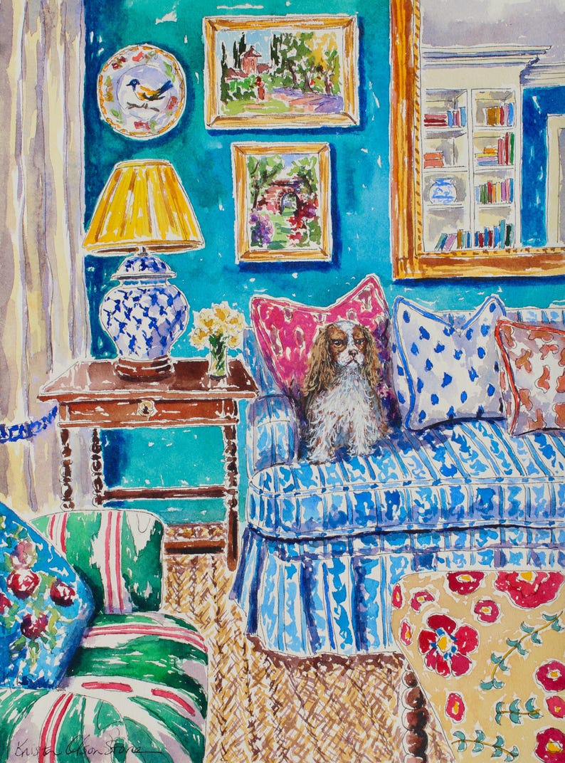 Puede incluir: Pintura a la acuarela de un interior acogedor con un sof&aacute; estampado en azul y blanco, cojines florales y un perro peque&ntilde;o. Las paredes turquesas est&aacute;n adornadas con arte enmarcado y un plato decorativo. Una l&aacute;mpara amarilla y una mesa con una jarra de jengibre azul y blanco completan la escena.