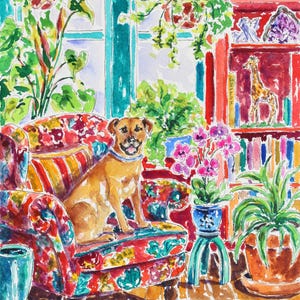 Puede incluir: Pintura a la acuarela de un perro sentado en un sill&oacute;n floral en una habitaci&oacute;n con plantas y una estanter&iacute;a. El perro es de color marr&oacute;n claro con un collar azul. La habitaci&oacute;n tiene una ventana y una alfombra colorida.