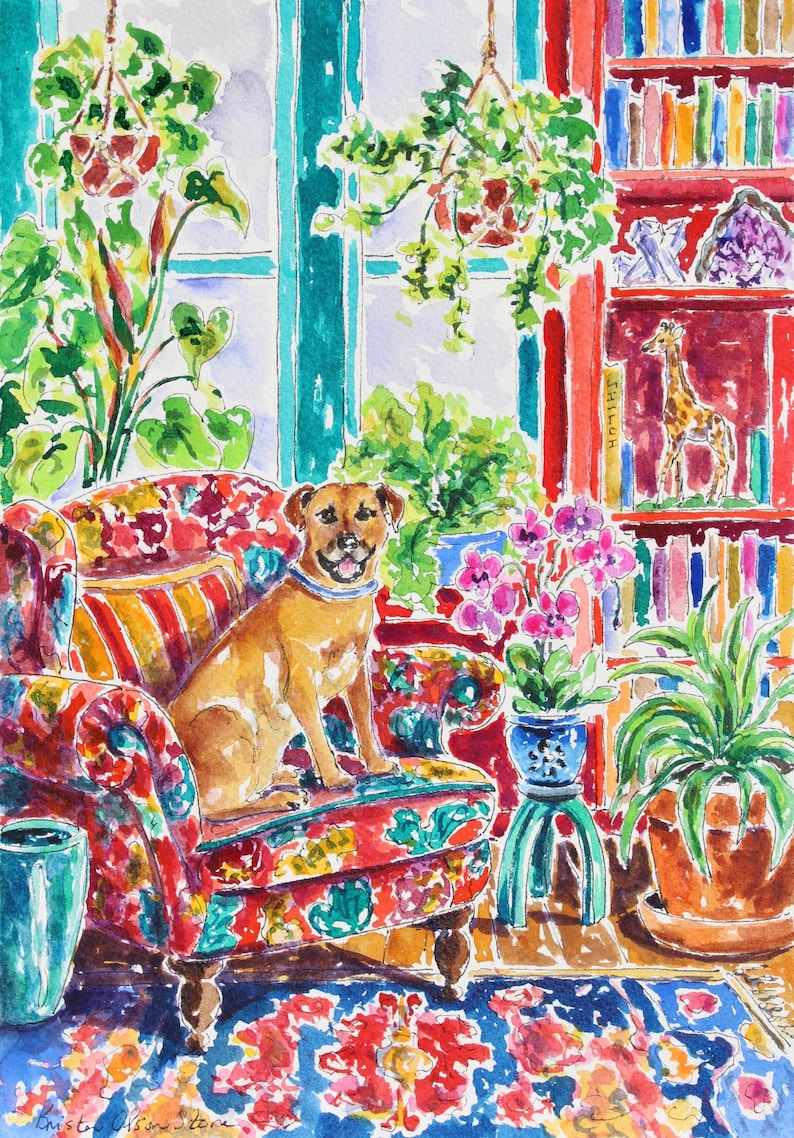 Puede incluir: Pintura a la acuarela de un perro sentado en un sill&oacute;n floral en una habitaci&oacute;n con plantas y una estanter&iacute;a. El perro es de color marr&oacute;n claro con un collar azul. La habitaci&oacute;n tiene una ventana y una alfombra colorida.