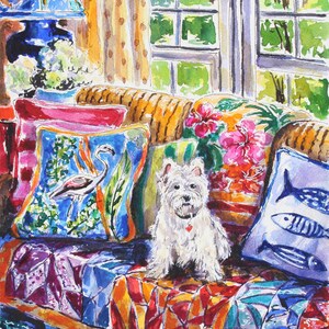 Puede incluir: Pintura a la acuarela de un perro West Highland Terrier blanco sentado en un sof&aacute; colorido con cojines estampados. Los cojines presentan dise&ntilde;os de flamencos, flores y peces. Una l&aacute;mpara y una ventana con vista al exterior verde est&aacute;n en el fondo.