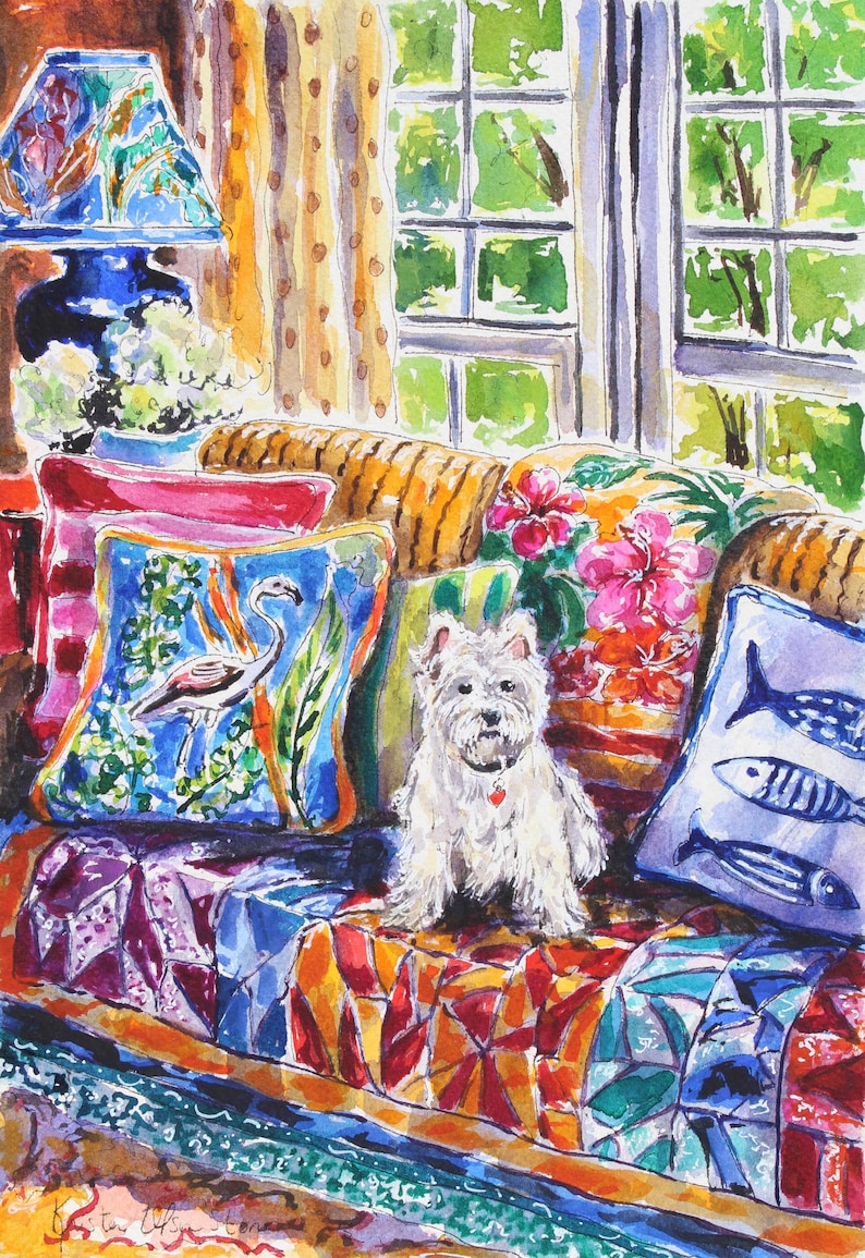 Puede incluir: Pintura a la acuarela de un perro West Highland Terrier blanco sentado en un sof&aacute; colorido con cojines estampados. Los cojines presentan dise&ntilde;os de flamencos, flores y peces. Una l&aacute;mpara y una ventana con vista al exterior verde est&aacute;n en el fondo.